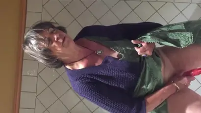 Odile la chienne dans les toilettes des hommes