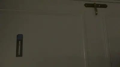 Odile la chienne dans les toilettes des hommes