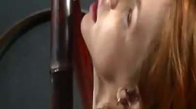 Rossa che urla sotto la frusta