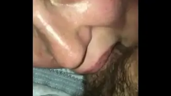 Maman baise son fils pendant que papa travaille